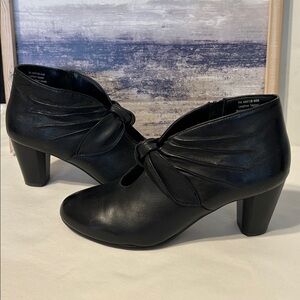 David Tate black leather Heeled ankle booties Leather boots knot detail Sz 7 EUC